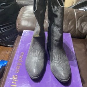 Used Black cowboy boots looks gray damaged box